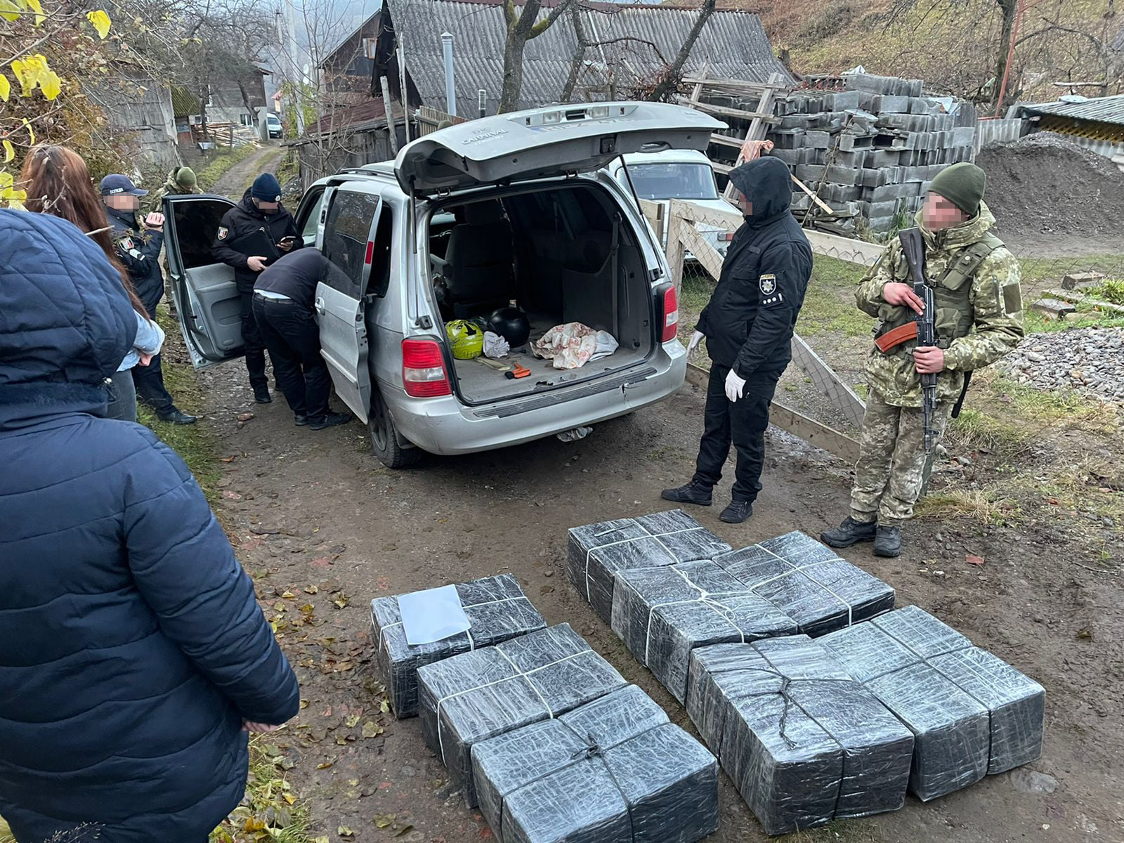 Втікав так, що довелося покинути автомобіль: на Закарпатті прикордонники вилучили "євробляху" та 4 тисячі пачок сигарет