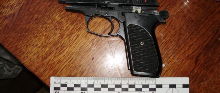 У Мукачеві жінка знайшла у своїй шафі пістолет