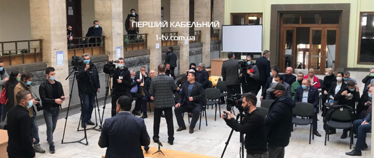 Замінована зала: депутати Закарпатської облради проводять сесію в атріумі ОДА