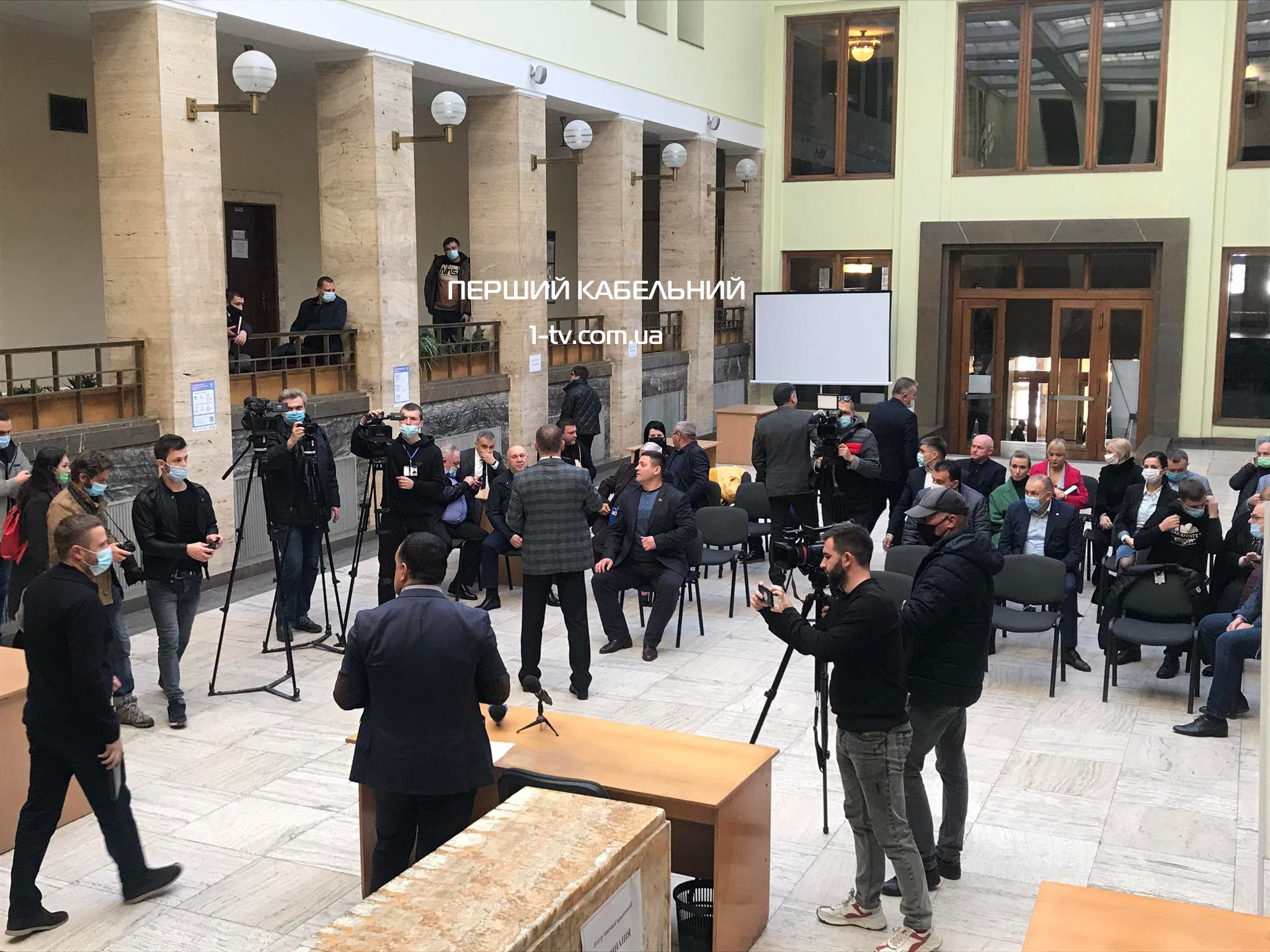 Замінована зала: депутати Закарпатської облради проводять сесію в атріумі ОДА