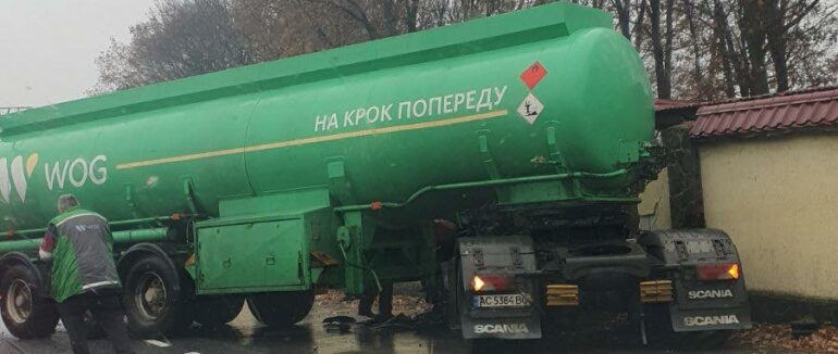 На Іршавщині трапилась масштабна автотроща: водій легковика загинув на місці