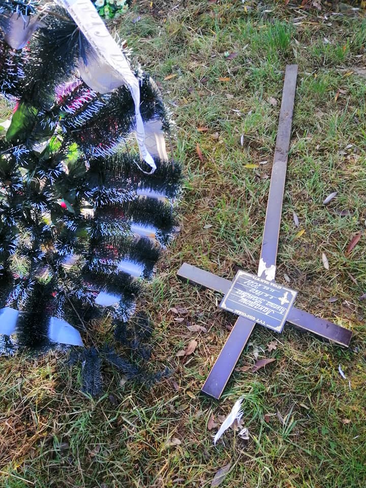 В Ужгороді вандали розгромили кладовище