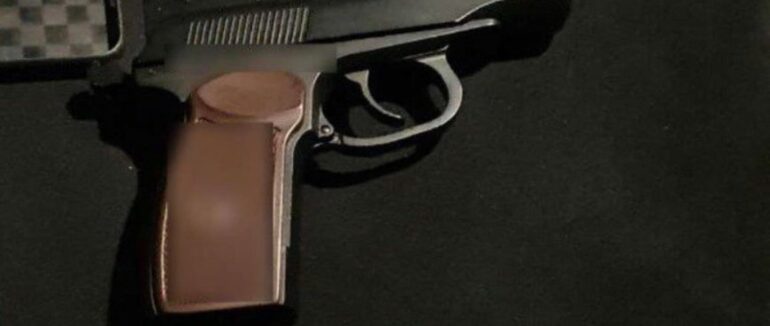 Роз’їжджали зі зброєю: в Ужгороді затримали підозрілих чоловіків на джипі