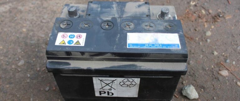 У Хусті чоловік намагався викрасти акумулятор з чужої автівки