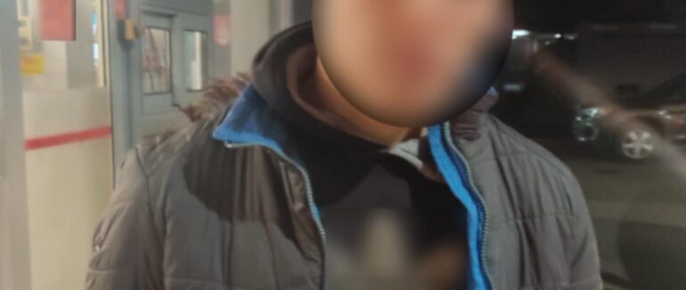 Вночі чоловік хотів обміняти фальшиві долари на заправці в Мукачеві