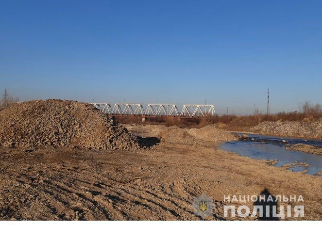 На Тячівщині поліція припинила незаконний видобуток гравію з русла річки