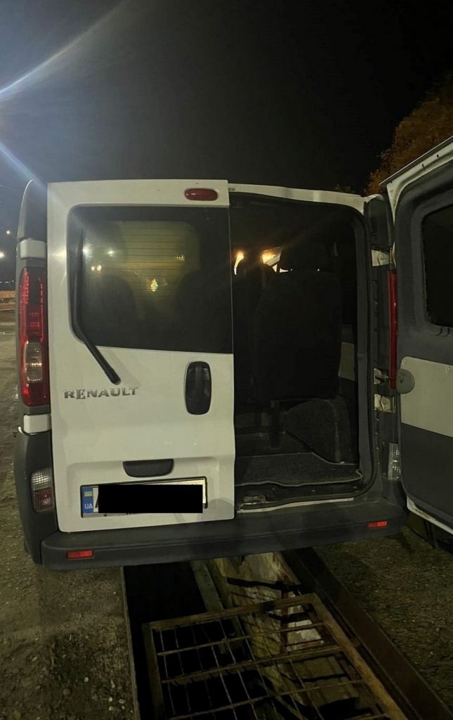 На Закарпатському кордоні зі сховку в підлозі мікроавтобуса дістали майже 2 тисячі пачок сигарет