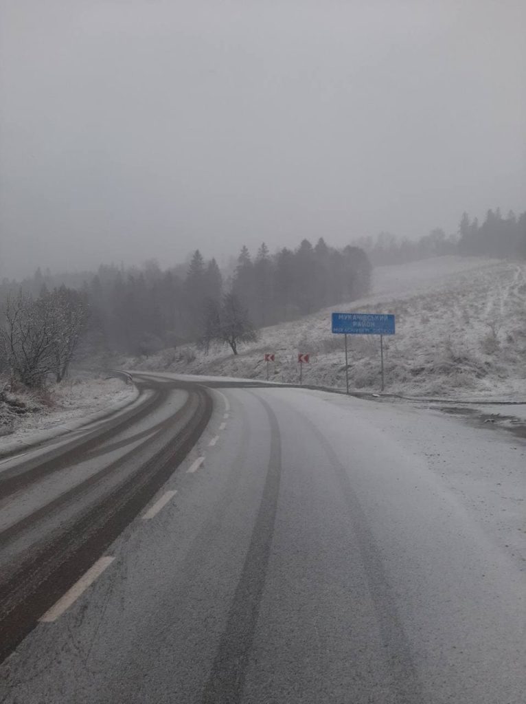 Дорожники попереджають про ожеледицю на перевалах Закарпаття (СПИСОК)