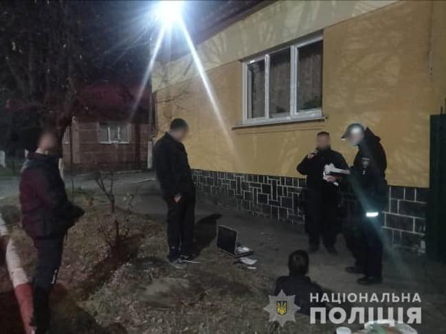Затримали "на гарячому": у Мукачеві чоловік намагався викрасти кабель