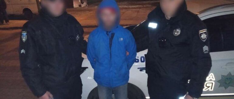 В Ужгороді затримали чоловіка, який погрожував та вимагав гроші