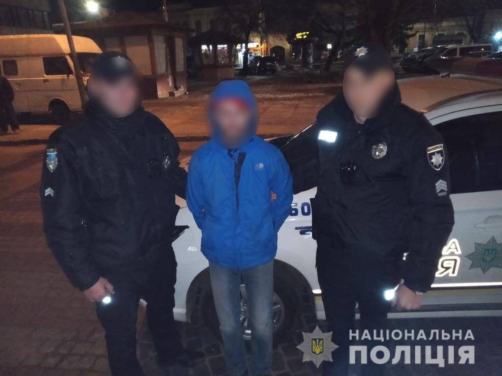 В Ужгороді затримали чоловіка, який погрожував та вимагав гроші