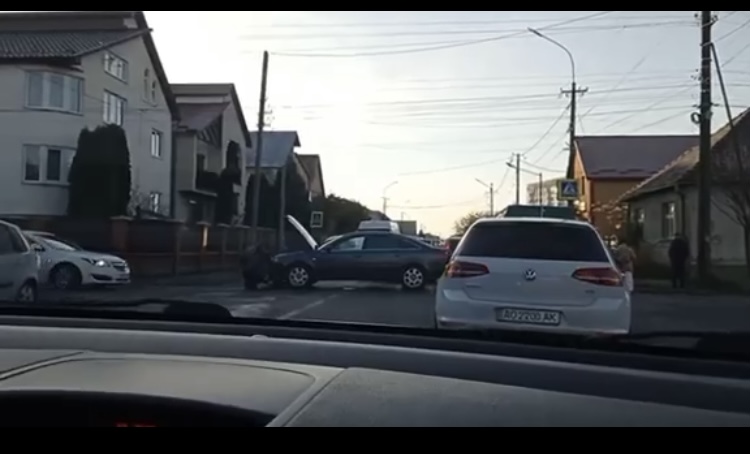 Ранкова ДТП у Мукачеві: дорогу не поділили три легкових