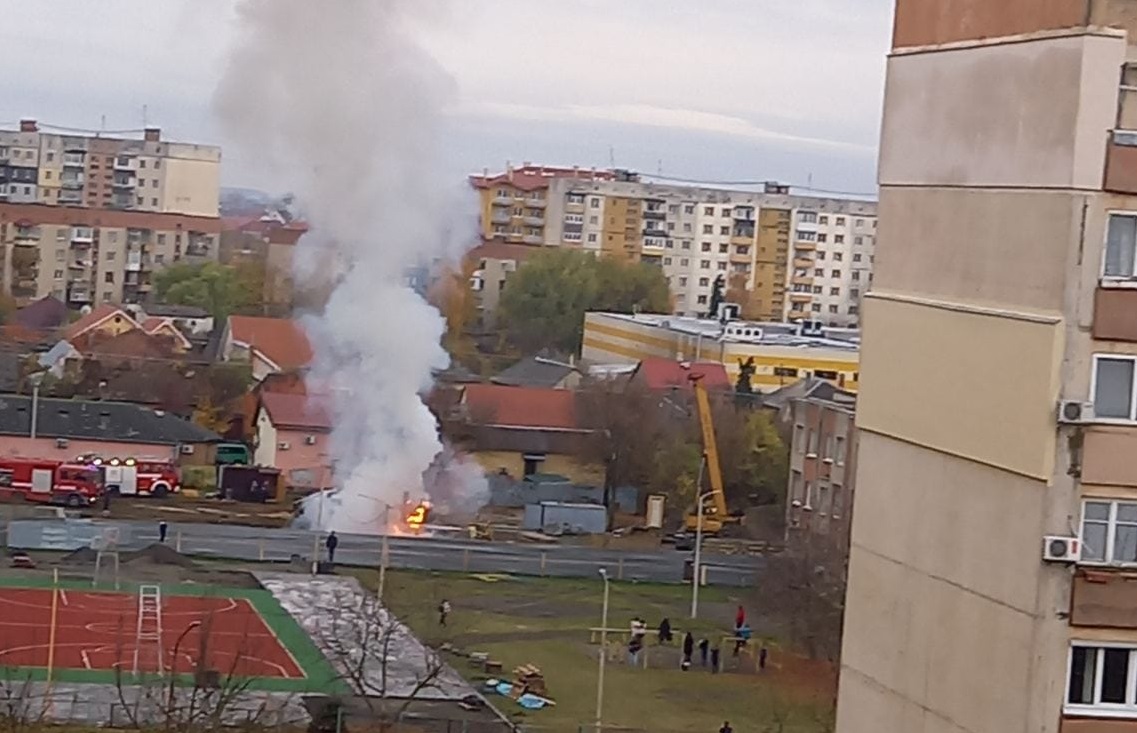Пожежа в Ужгороді: на території школи вибухнув екскаватор