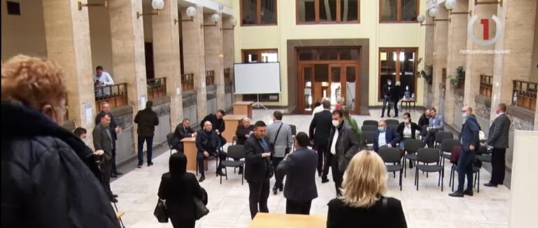 В оточенні правоохоронців та вибухотехніків: депутати Закарпатської облради провели зібрання в атріумі ОДА