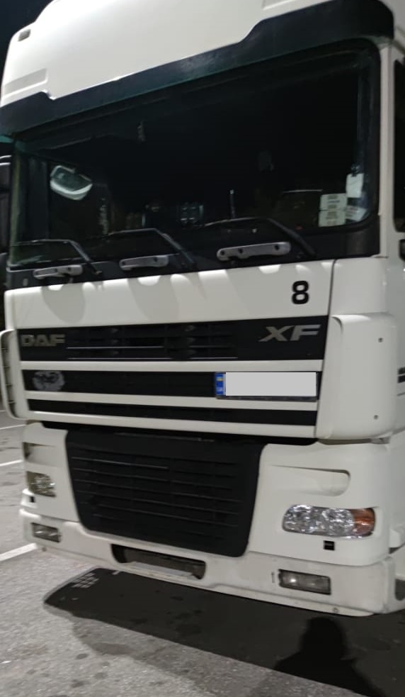 Закарпатські прикордонники виявили під кабіною вантажівки 1,5 тисячі пачок сигарет