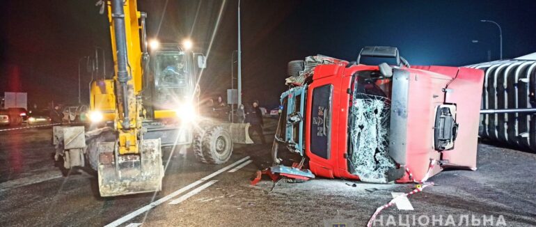 Страшна ДТП під Харковом: вантажівка перекинулася і розчавила легковики