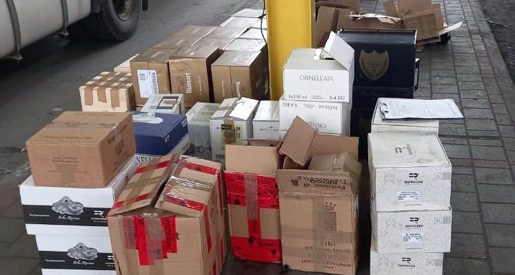 Закарпатські митники вилучили з рейсового автобуса елітні вина