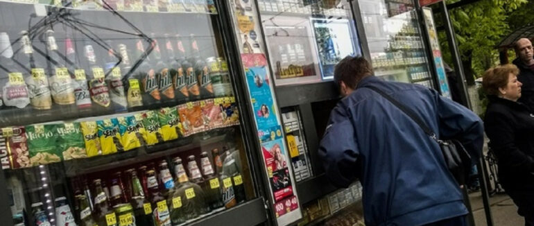 У Мукачеві оштрафували жінку за порушення за продаж алкоголю та тютюну дітям