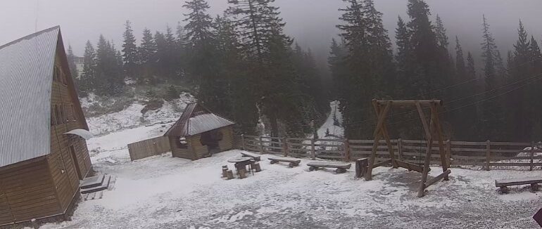 Гірську частину Закарпатської області теж засипало снігом