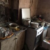 Холодно, антисанітарія, без води та їжі: у Сваляві від батька забрали двох малолітніх дітей