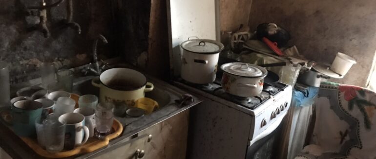 Холодно, антисанітарія, без води та їжі: у Сваляві від батька забрали двох малолітніх дітей