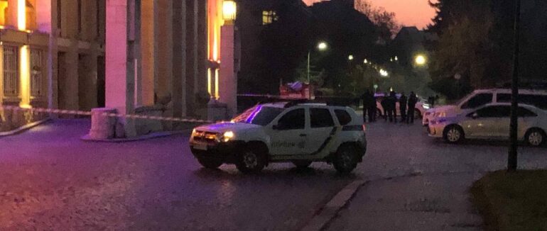 Правоохоронці перекрили вхід: будівля Закарпатської ОДА недоступна для працівників