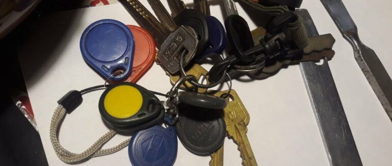 Проникав у автівки і забирав все цінне: в Ужгороді затримали серійного крадія