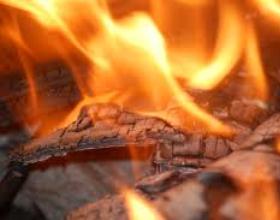 Нічна пожежа на Тячівщині: вогонь охопив будинок