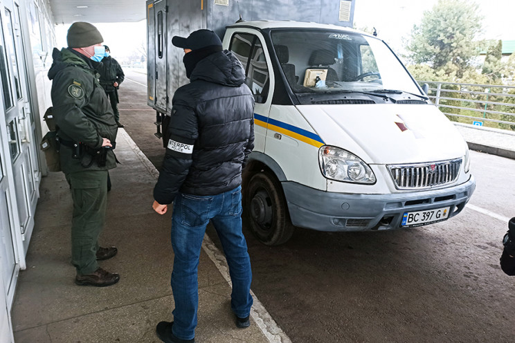 Поліція Закарпаття передала злочинця, якого розшукувало Інтерполом до ЄС