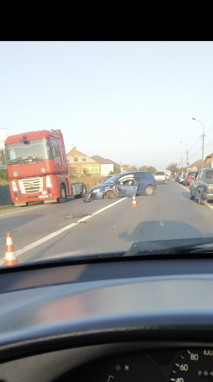 ДТП на Мукачівщині: легковик зіштовхнувся з фурою