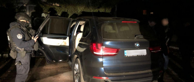 Прикинулися правоохоронцями: на Закарпатті чоловіки пограбували АЗС