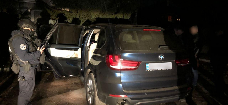 Прикинулися правоохоронцями: на Закарпатті чоловіки пограбували АЗС