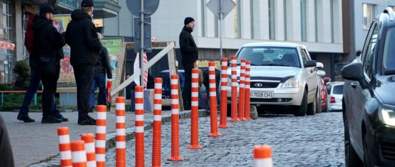 В Ужгороді встановлюють антипаркувальні стовпчики