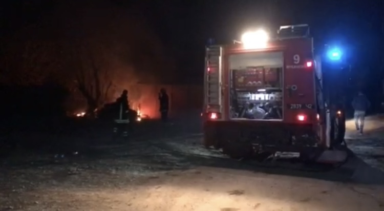 Вечірня пожежа у центрі Мукачева: невідомі підпалили гаражі