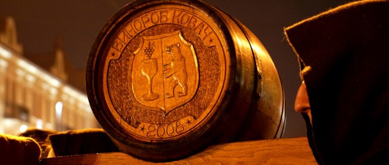 В Ужгороді відкрили першу бочку молодого вина цьогорічного врожаю