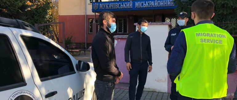Двох іноземців, яких виявили на ринку “ГІД” у Мукачеві, видворили на 5 років