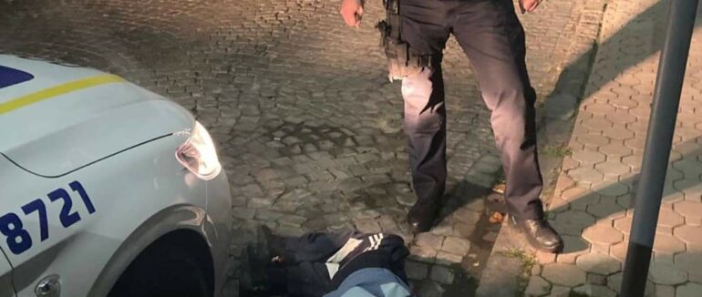 У Мукачеві вночі на вулиці у чоловіка знайшли наркотики