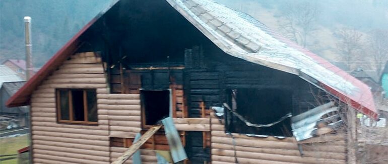 На Хустщині загорівся двоповерховий житловий будинок в якому ніхто не проживав