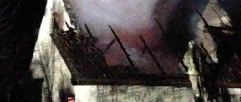 Нічна пожежа у Виноградові: працівникам ДСНС вдалося врятувати чоловіка