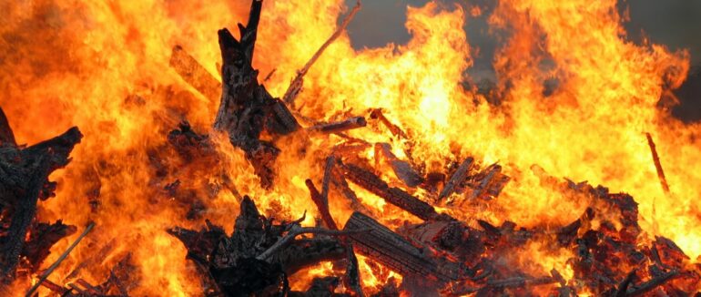 На Виноградівщині огнеборці намагалися приборкати вогонь в дроварні