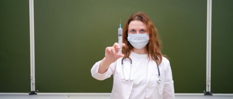 В Ужгороді від роботи відсторонили 50 невакцинованих освітян