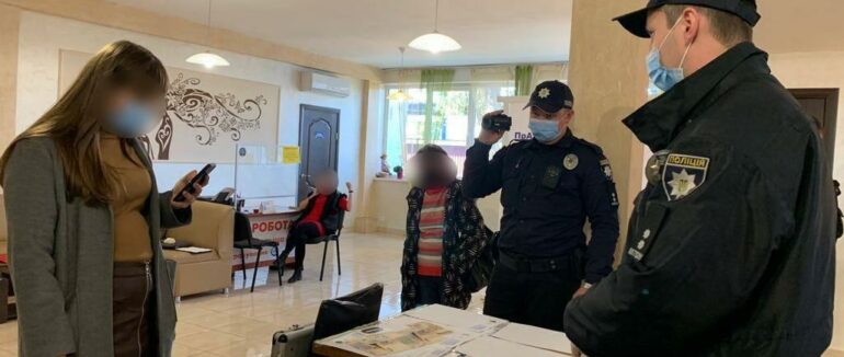 На території Мукачівського автовокзалу продавали фальшиві експрес-тести на COVID 19