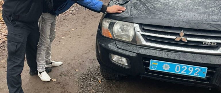 В Тячеві чоловік своєю дивною поведінкою лягав місцевих