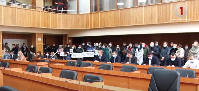 Лише 12 зареєстрованих депутатів: сесія Ужгородської міської ради відбулася у незвичному форматі (ВІДЕО)