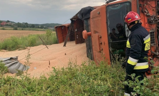 На Іршавщині вантажівка перекинулася в кювет: травмований водій
