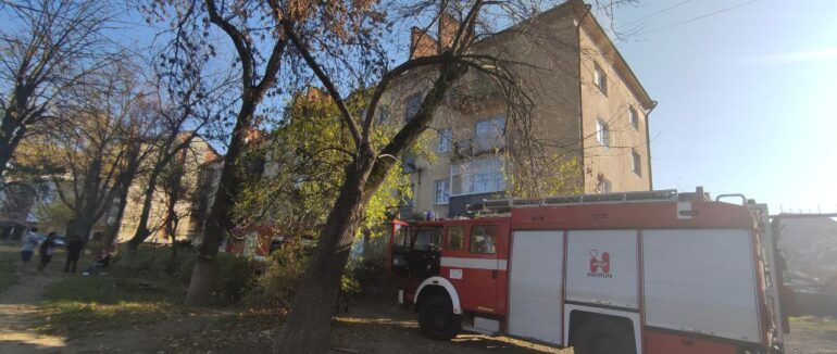 В Ужгороді горить квартира у багатоповерхівці: людей евакували