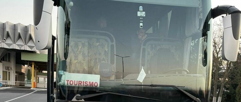 На Закарпатському кордоні затримали туристичний автобус з коробками дороговартістним глюкометром та брендового взуття