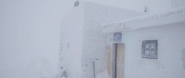 На вершинах Карпат хуртовина і вдарив 12-градусний мороз