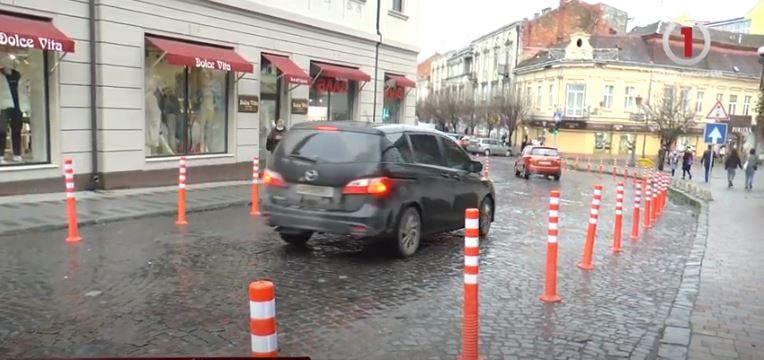 Чи змінилася ситуація в центрі Ужгорода після встановлення антипаркувальних стовпчиків (ВІДЕО)
