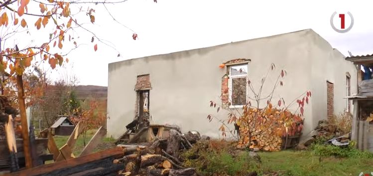 Вогонь знищив все майно: родина священника на Мукачівщині потребує допомоги після нищівної пожежі (ФОТО, ВІДЕО)